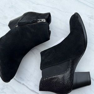 Vionic Black Snake Anne Booties - New With Tags -Size 7.5